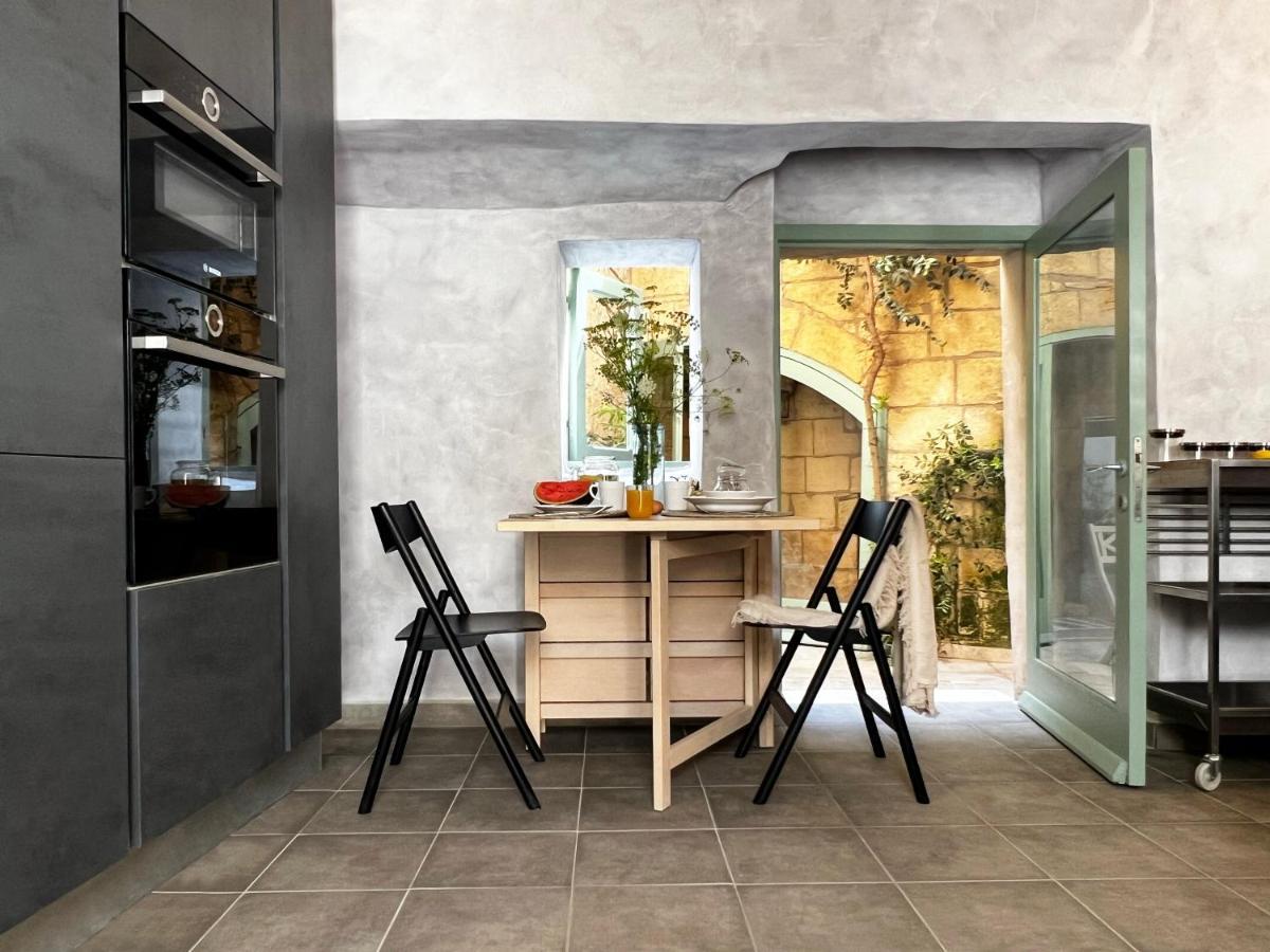 Nr 9 Traditional Character House *